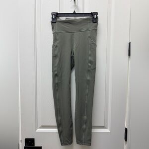 Lululemon Invigorate Grey Sage
Tight